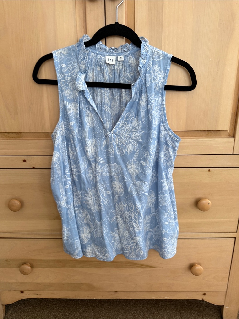 GAP FO Light Blue Floral Ruffle V-Neck Sleeveless Top